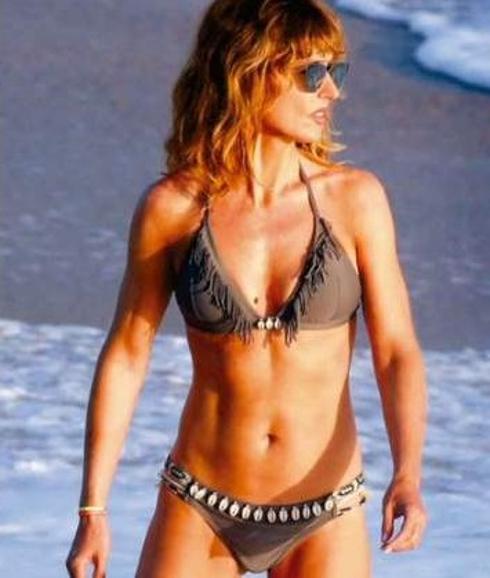 emma-garc-a-luce-as-su-tipazo-en-la-playa-las-provincias